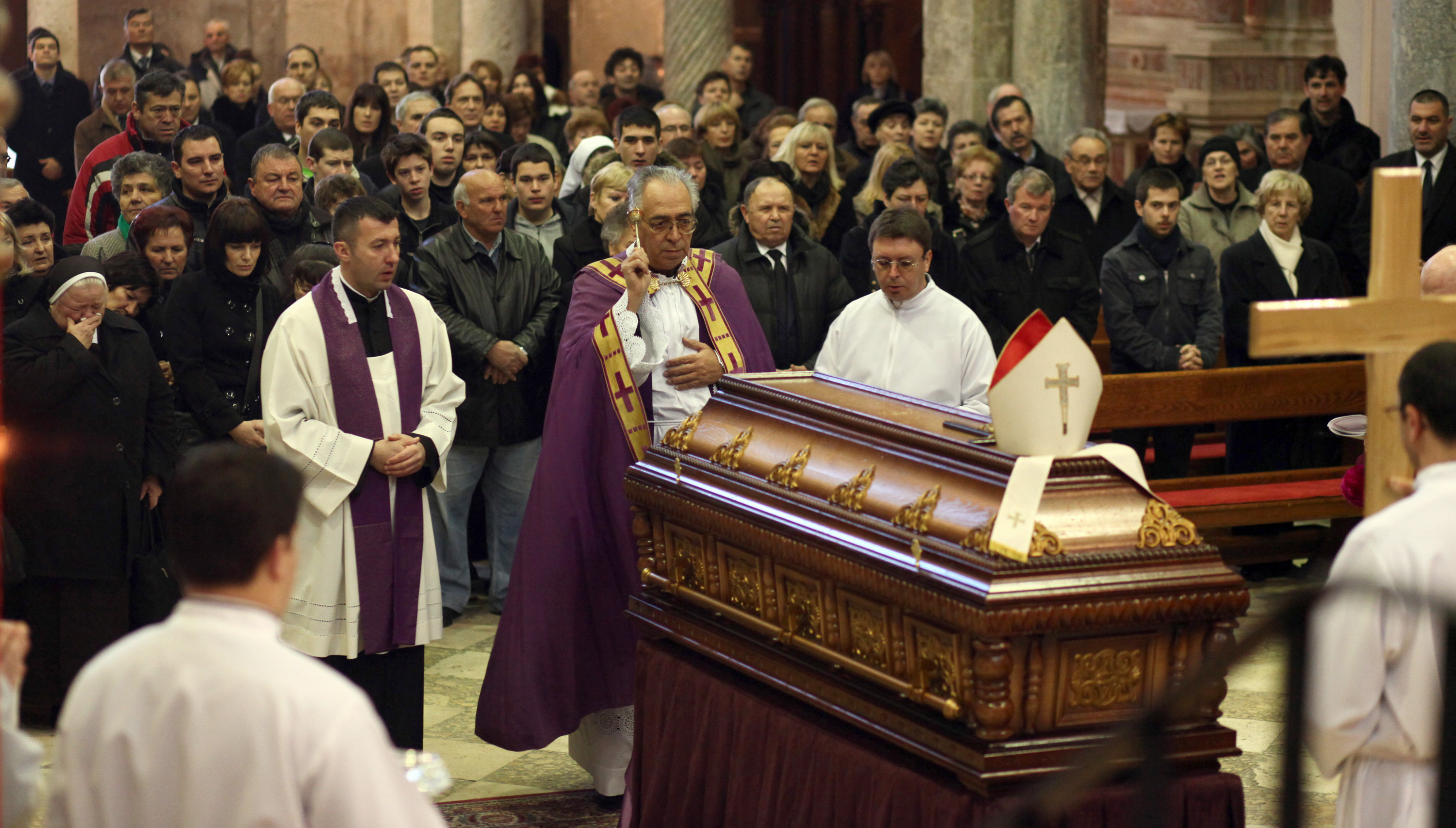 Brojni su Zadrani dosli odati pocast preminulom nadbiskupu . Foto : Vladimir Ivanov /CROPIX
