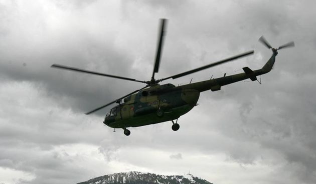 BiH: Helikopteri i dalje “krpaju” rupu na nasipu kod Orašja, foto: mod.gov.ba