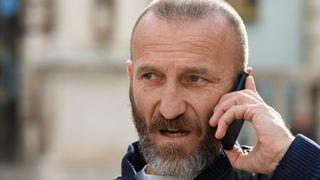 Policija spriječila Davora Dujića da zapali sebe i automobil na glavnom trgu Policija spriječila Davora Dujića da zapali sebe i automobil na glavnom trgu