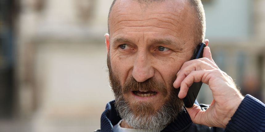 Policija spriječila Davora Dujića da zapali sebe i automobil na glavnom trgu Policija spriječila Davora Dujića da zapali sebe i automobil na glavnom trgu