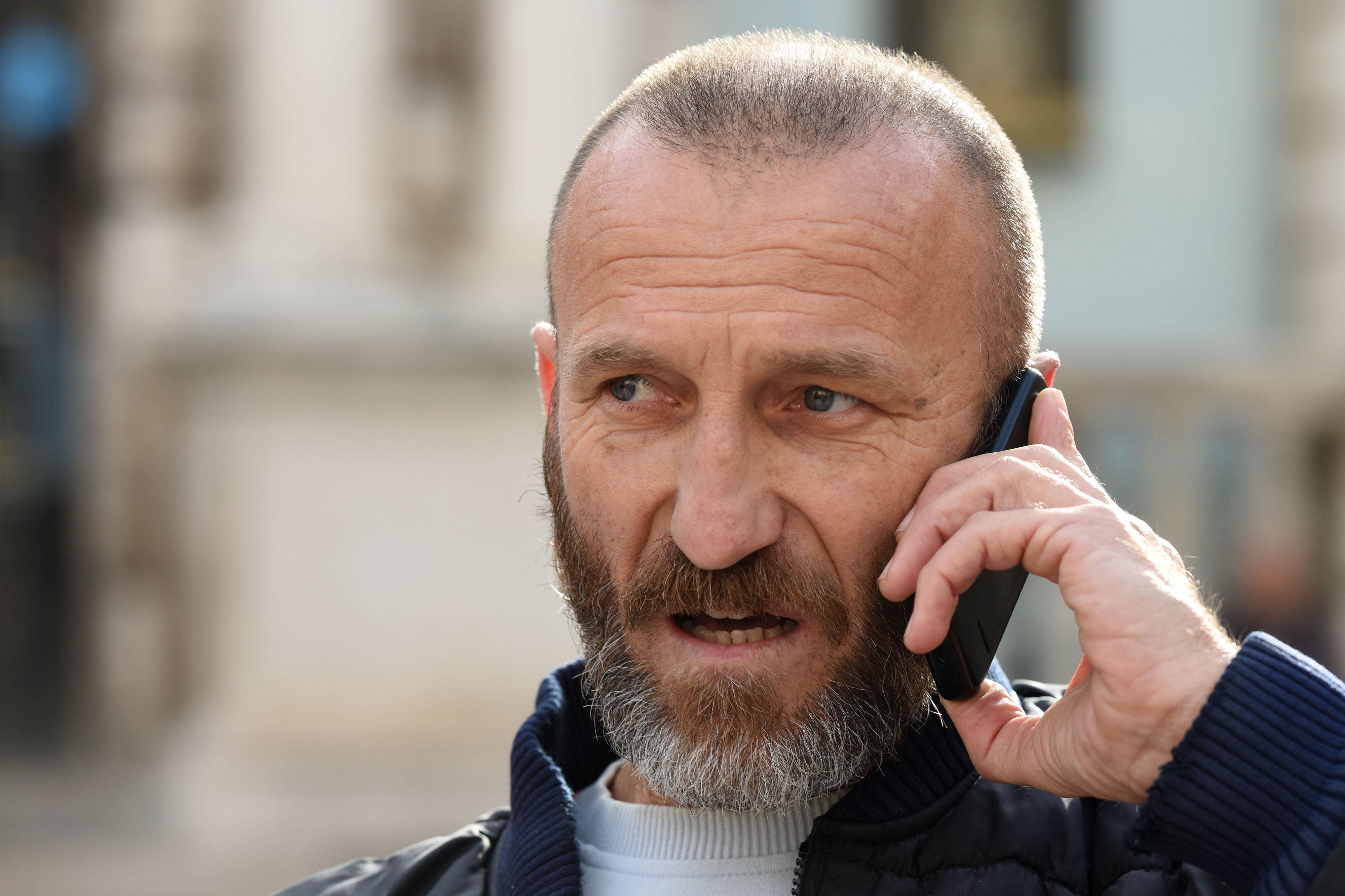 Policija spriječila Davora Dujića da zapali sebe i automobil na glavnom trgu Policija spriječila Davora Dujića da zapali sebe i automobil na glavnom trgu