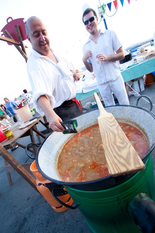 Biograd: 6. Dugi svehrvatski eno-eko-gastro-etno stol, Foto: Franjo Jurić Biograd: 6. Dugi svehrvatski eno-eko-gastro-etno stol, Foto: Franjo Jurić