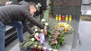 Zadarski studenti na Mirogoju odali počast Tomislavu Ivčiću Zadarski studenti na Mirogoju odali počast Tomislavu Ivčiću