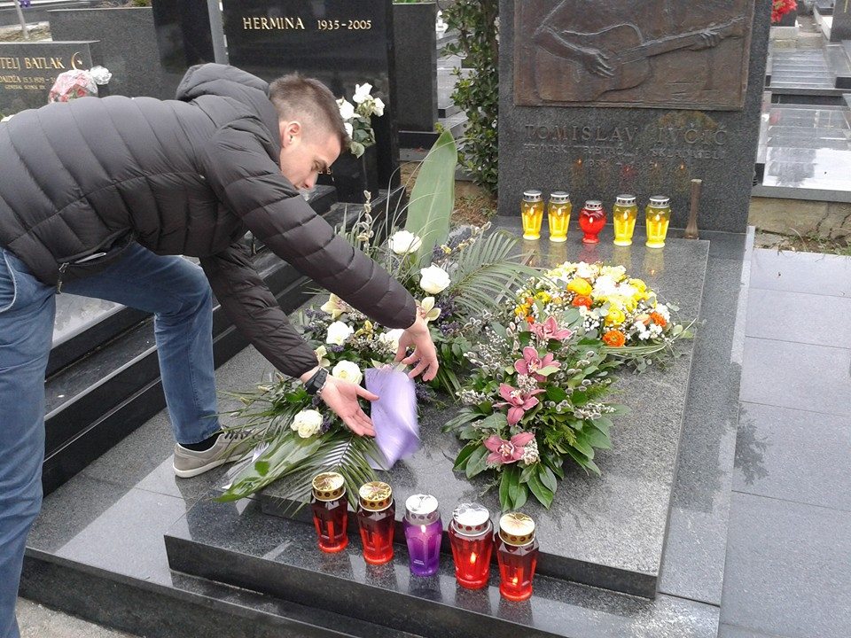 Zadarski studenti na Mirogoju odali počast Tomislavu Ivčiću Zadarski studenti na Mirogoju odali počast Tomislavu Ivčiću