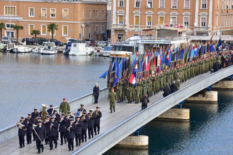 Svecanim postrojavanjem i mimohodom kroz grad postrojbi sudionica obiljezena je 22. obljetnica vojno-redarstvene akcije Maslenica. Photo: Dino Stanin/PIXSELL Svecanim postrojavanjem i mimohodom kroz grad postrojbi sudionica obiljezena je 22. obljetnica vojno-redarstvene akcije Maslenica. Photo: Dino Stanin/PIXSELL