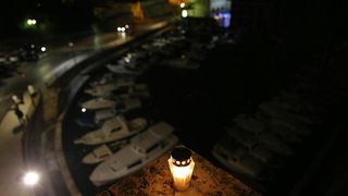 U znak sjećanja na stradanje Škabrnje i Vukovara učenici zadarske Pomorske škole zapalili su lampione na kruni Kopnenih vrata te na djelu bedema iznad lučice Foše.  Photo: Filip Brala/PIXSELL