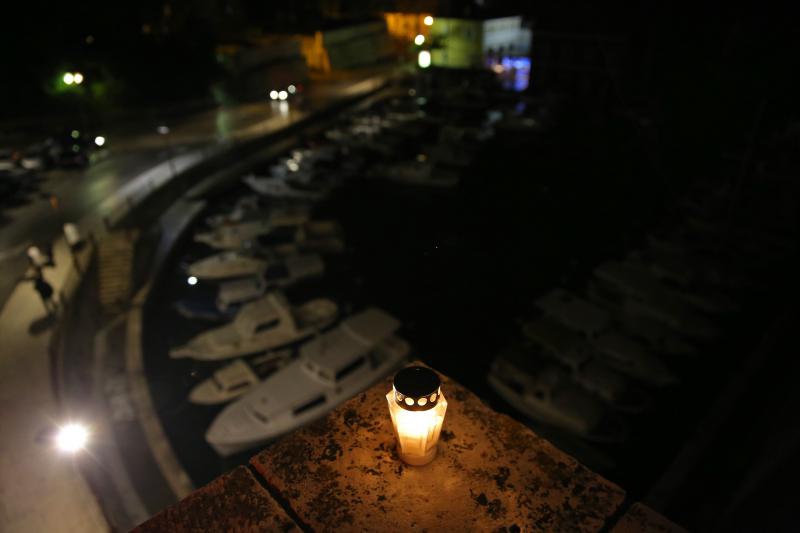 U znak sjećanja na stradanje Škabrnje i Vukovara učenici zadarske Pomorske škole zapalili su lampione na kruni Kopnenih vrata te na djelu bedema iznad lučice Foše.  Photo: Filip Brala/PIXSELL