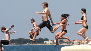 Zadar, 120512.
Mladi turisti iz Francuske nakon razgledavanja grada osvjezili su se u moru kupanjem na zadarskim orguljama.
Foto: Andrija Lucic / CROPIX Zadar, 120512.
Mladi turisti iz Francuske nakon razgledavanja grada osvjezili su se u moru kupanjem na zadarskim orguljama.
Foto: Andrija Lucic / CROPIX