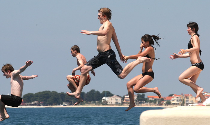 Zadar, 120512.
Mladi turisti iz Francuske nakon razgledavanja grada osvjezili su se u moru kupanjem na zadarskim orguljama.
Foto: Andrija Lucic / CROPIX Zadar, 120512.
Mladi turisti iz Francuske nakon razgledavanja grada osvjezili su se u moru kupanjem na zadarskim orguljama.
Foto: Andrija Lucic / CROPIX