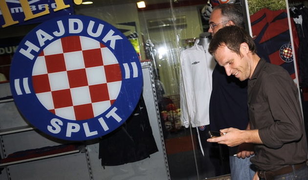 Split, 290609. Florian Cernat u pratnji menadjera i prijatelja napustio je stadion Poljud. Potvrdio je, da je postignut sporazum sa Hajdukom, odnosno da ce nakon sto sutra izvrsi lijecnicki pregled postati ( ponovno ) igrac NK Hajduk. Foto: Josko Ponos /