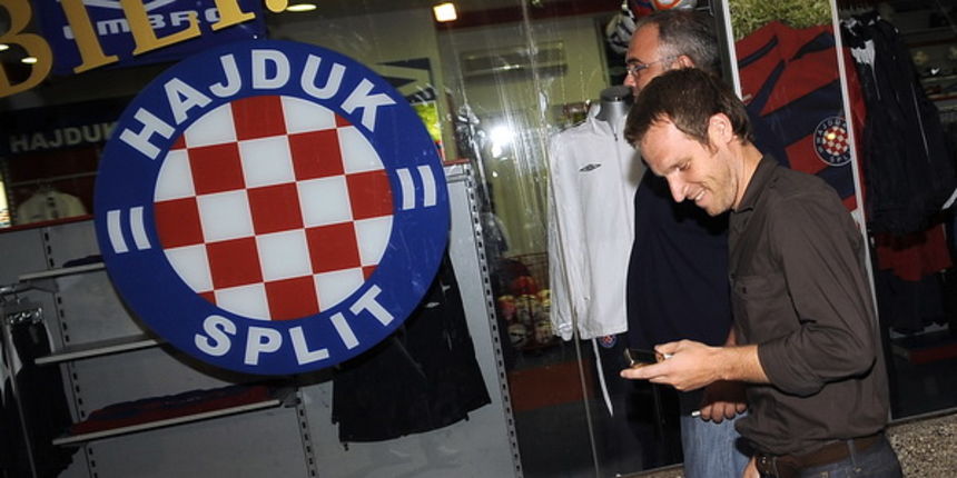 Split, 290609. Florian Cernat u pratnji menadjera i prijatelja napustio je stadion Poljud. Potvrdio je, da je postignut sporazum sa Hajdukom, odnosno da ce nakon sto sutra izvrsi lijecnicki pregled postati ( ponovno ) igrac NK Hajduk. Foto: Josko Ponos /