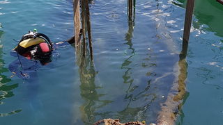 Ronioci uz pomoć dizalice vade potonuli brod u sklopu eko akcije “Daj ruku za Jazine”. Foto: Mladen Malik Ronioci uz pomoć dizalice vade potonuli brod u sklopu eko akcije “Daj ruku za Jazine”. Foto: Mladen Malik