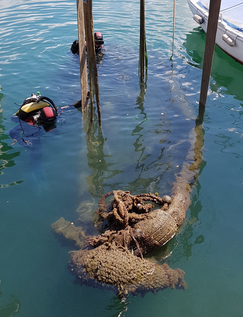 Ronioci uz pomoć dizalice vade potonuli brod u sklopu eko akcije “Daj ruku za Jazine”. Foto: Mladen Malik Ronioci uz pomoć dizalice vade potonuli brod u sklopu eko akcije “Daj ruku za Jazine”. Foto: Mladen Malik