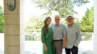 Brijuni, 200811.
U Bijeloj vili na Brijunima predsjednik Josipovic primio je Angelinu Jolie na radni dorucak na kojem je bila prisutna i Djurdja Adlesic, kao i predstavnici Hrvatskog centra za razminiranje. Plan je da se poznata glumica, koja je ujedno i