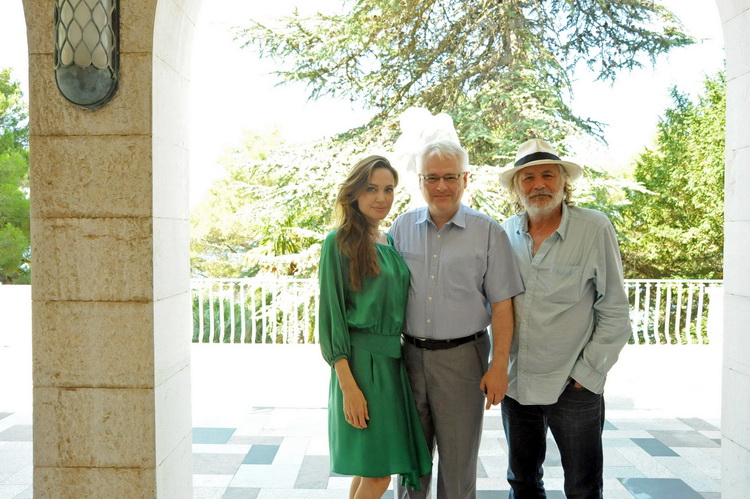 Brijuni, 200811.
U Bijeloj vili na Brijunima predsjednik Josipovic primio je Angelinu Jolie na radni dorucak na kojem je bila prisutna i Djurdja Adlesic, kao i predstavnici Hrvatskog centra za razminiranje. Plan je da se poznata glumica, koja je ujedno i