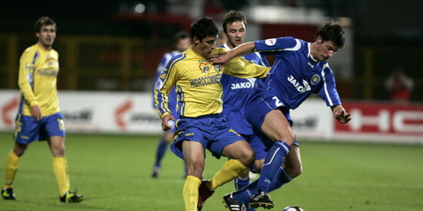 Zapresic, 161009. Stadion u Zapresicu. Nogometna utakmica 11. kola, TCom 1. HNL, izmedju Inter Zapresica i Zadra. Na slici: Miroslav Saric i Josip Bilaver. Foto: Ranko Suvar / CROPIX Zapresic, 161009. Stadion u Zapresicu. Nogometna utakmica 11. kola, TCom 1. HNL, izmedju Inter Zapresica i Zadra. Na slici: Miroslav Saric i Josip Bilaver. Foto: Ranko Suvar / CROPIX