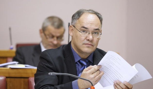 Zagreb, 161012.
Markov trg.
Nastavak redovite sjednice Sabora na kojoj je na dnevnom redu rasprava o izvjescu drzavnog odvjetnika Mladena Bajica.
Na slici: Damir Kajin.
Foto: Goran Mehkek / CROPIX