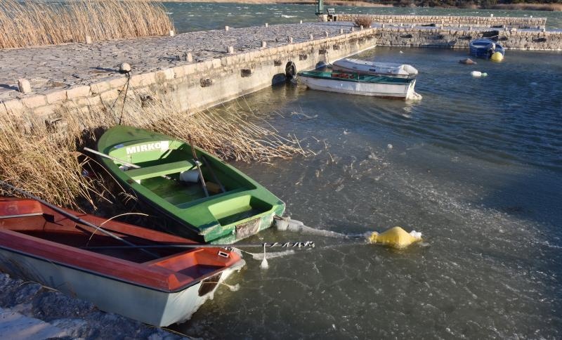 Zaledilo Vransko jezero u lučici na Prosici