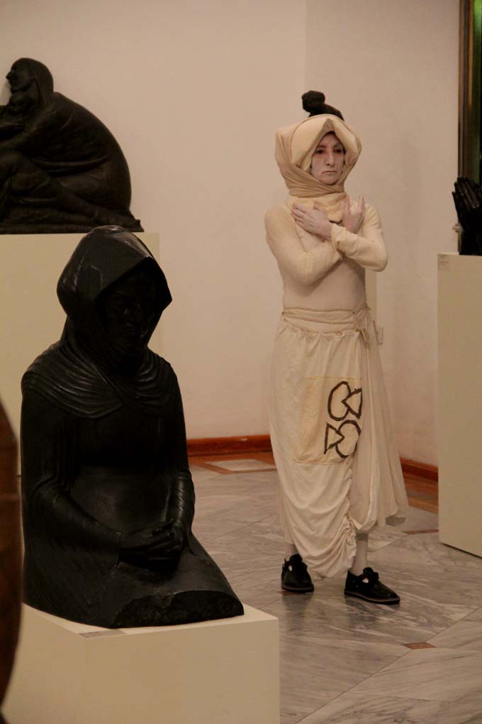 Glazbeno-plesni performans “Ona koja nosi”, foto: Iva Perinčić Glazbeno-plesni performans “Ona koja nosi”, foto: Iva Perinčić