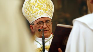 Zadar, 071010
Veceras u crkvi Sv. Sime zadarski nadbiskup Zelimir Puljic predao je relikvije (komad kosti sa noge) Svetog Simuna pravoslavcima – Teofilaktu metropolitu Jordana, vikaru za cijeli grcko-pravoslavni patrijarhat. Pravoslavcima je ovo obecao jo