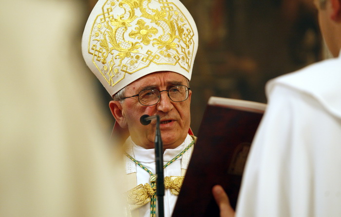 Zadar, 071010
Veceras u crkvi Sv. Sime zadarski nadbiskup Zelimir Puljic predao je relikvije (komad kosti sa noge) Svetog Simuna pravoslavcima – Teofilaktu metropolitu Jordana, vikaru za cijeli grcko-pravoslavni patrijarhat. Pravoslavcima je ovo obecao jo