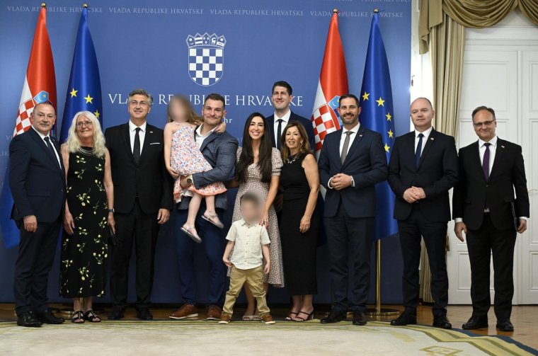 BLURANO, Plenković uručio Stipi Miočiću hrvatsko državljanstvo, Stipe Miočić (4)