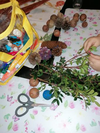 Božićne-radionice bozicni ukrasi blagdani advent ilustracija