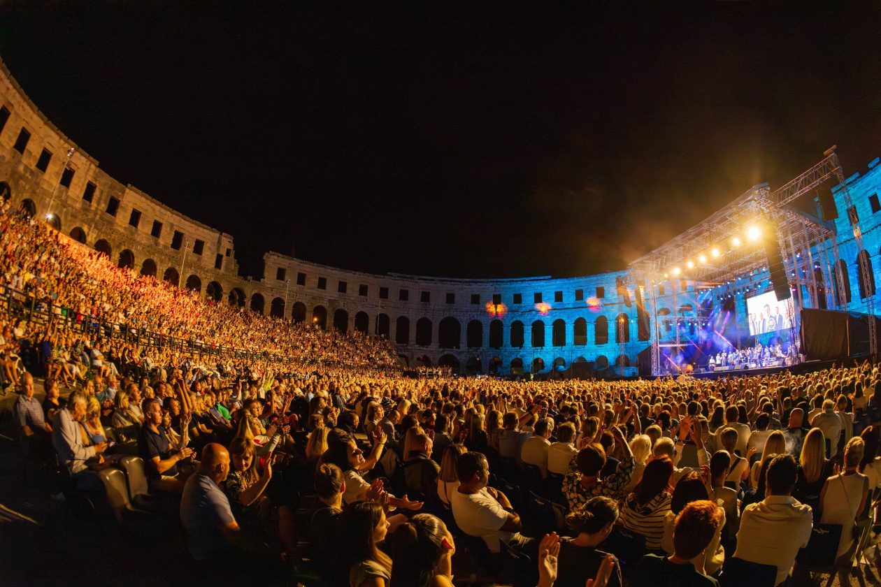Bralić i Klapa Intrade nastupili u Pulskoj Areni (1) Bralić i Klapa Intrade nastupili u Pulskoj Areni (1)