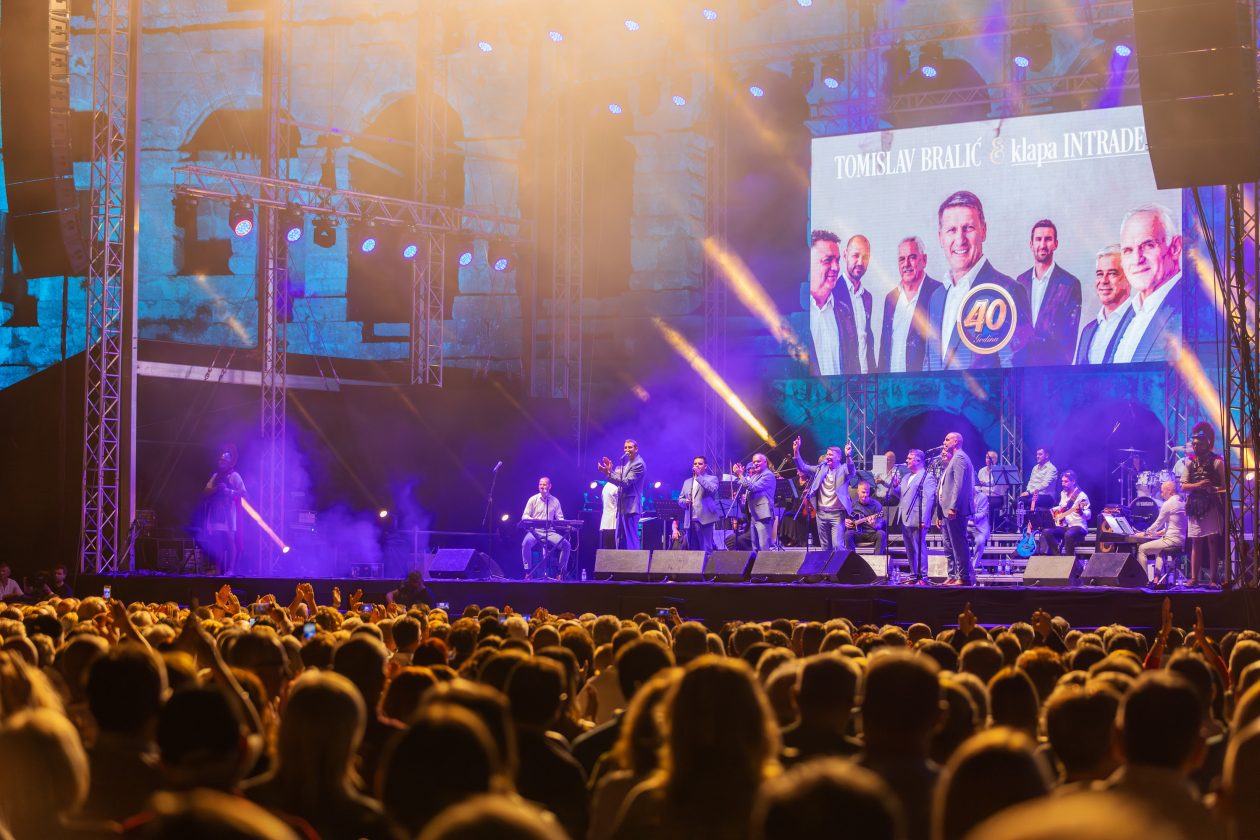 Bralić i Klapa Intrade nastupili u Pulskoj Areni (5) Bralić i Klapa Intrade nastupili u Pulskoj Areni (5)