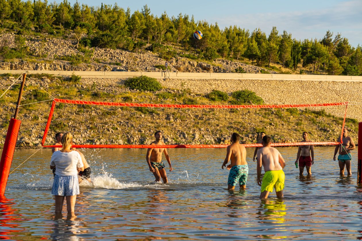 Odbojka u moru i skokovi u Maslenici oduševili posjetitelje