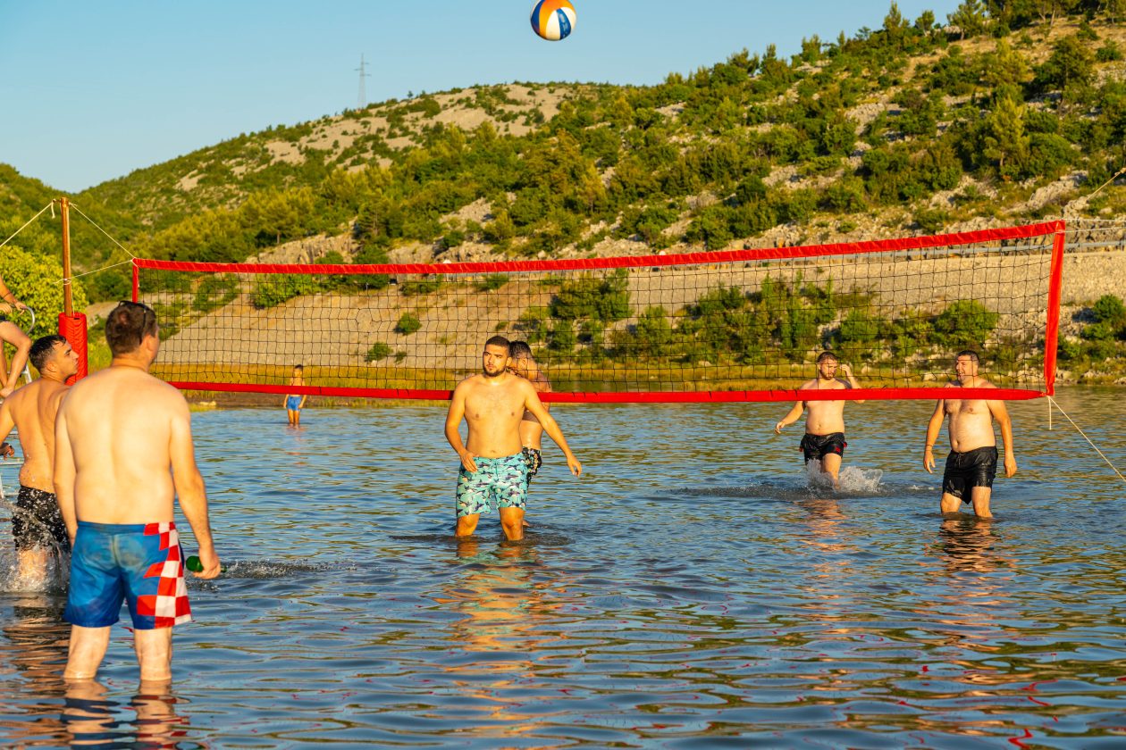 Odbojka u moru i skokovi u Maslenici oduševili posjetitelje