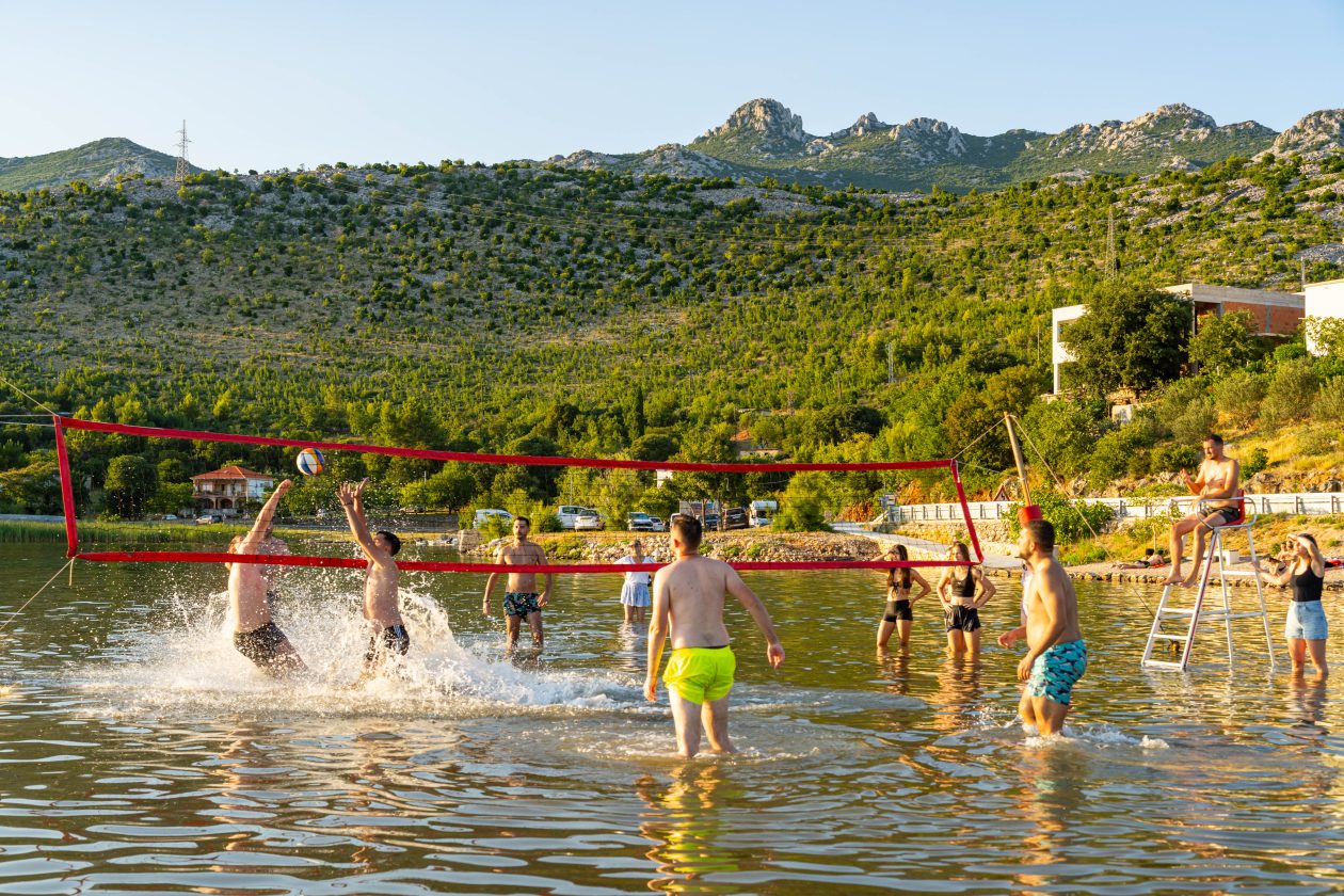 Odbojka u moru i skokovi u Maslenici oduševili posjetitelje