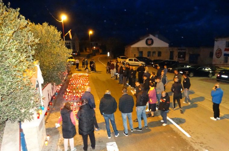 Vukšić zapalio svijeće u znak sjećanja za Vukovar i Škabrnju