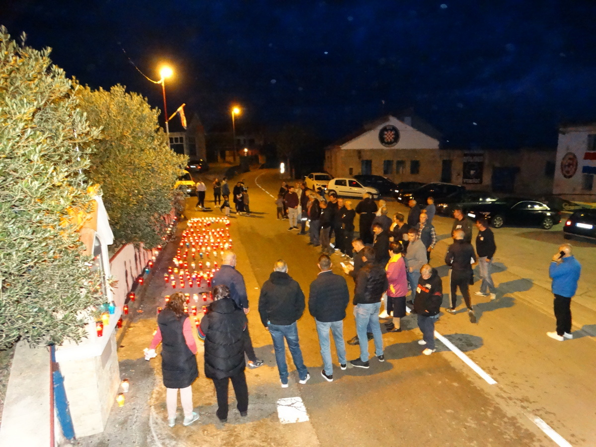 Vukšić zapalio svijeće u znak sjećanja za Vukovar i Škabrnju Vukšić zapalio svijeće u znak sjećanja za Vukovar i Škabrnju