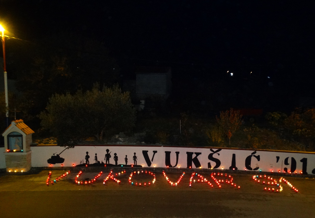 Vukšić zapalio svijeće u znak sjećanja za Vukovar i Škabrnju Vukšić zapalio svijeće u znak sjećanja za Vukovar i Škabrnju
