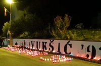 Vukšić zapalio svijeće u znak sjećanja za Vukovar i Škabrnju Vukšić zapalio svijeće u znak sjećanja za Vukovar i Škabrnju