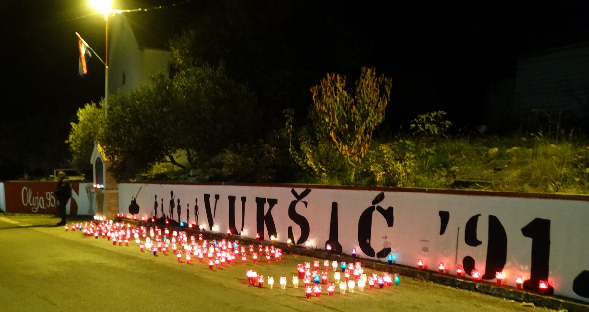 Vukšić zapalio svijeće u znak sjećanja za Vukovar i Škabrnju Vukšić zapalio svijeće u znak sjećanja za Vukovar i Škabrnju