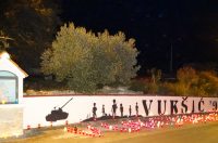 Vukšić zapalio svijeće u znak sjećanja za Vukovar i Škabrnju Vukšić zapalio svijeće u znak sjećanja za Vukovar i Škabrnju