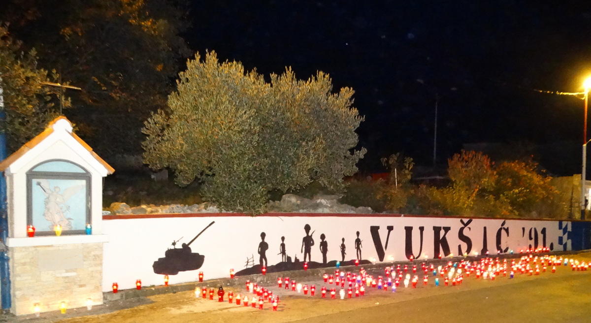 Vukšić zapalio svijeće u znak sjećanja za Vukovar i Škabrnju Vukšić zapalio svijeće u znak sjećanja za Vukovar i Škabrnju