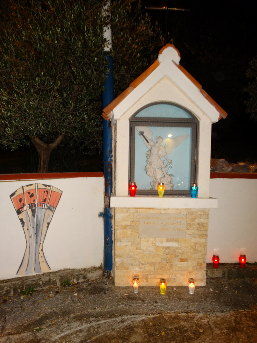 Vukšić zapalio svijeće u znak sjećanja za Vukovar i Škabrnju Vukšić zapalio svijeće u znak sjećanja za Vukovar i Škabrnju