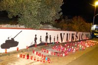 Vukšić zapalio svijeće u znak sjećanja za Vukovar i Škabrnju Vukšić zapalio svijeće u znak sjećanja za Vukovar i Škabrnju