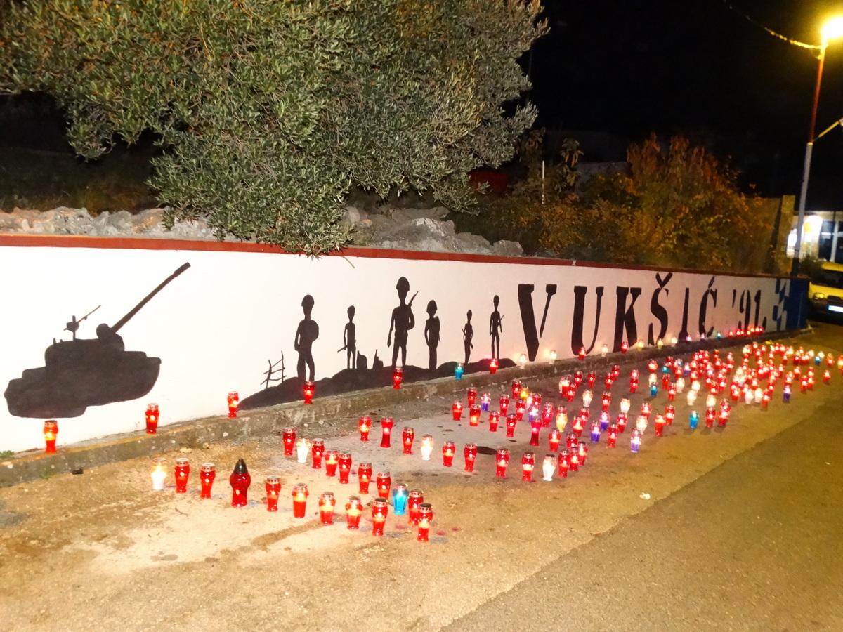 Vukšić zapalio svijeće u znak sjećanja za Vukovar i Škabrnju Vukšić zapalio svijeće u znak sjećanja za Vukovar i Škabrnju