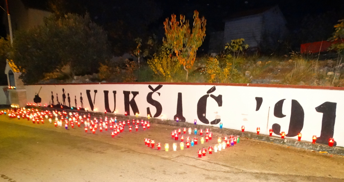Vukšić zapalio svijeće u znak sjećanja za Vukovar i Škabrnju Vukšić zapalio svijeće u znak sjećanja za Vukovar i Škabrnju