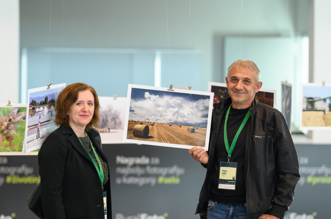 Dejan Adžić s nagrađenom fotografijom RuralFoto 2025.
