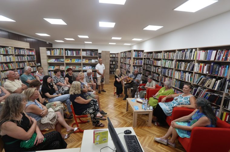 Dio atmosfere održanog 4.Glazbeno književnog susreta ŠtoKajČa u Narodnoj knjižnci Kali (Foto Osobna arhiva)