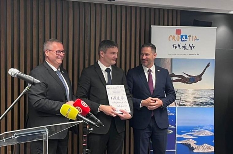 Više od 230 tisuća eura za jačanje turističke infrastrukture u Zadarskoj županiji, ugovore preuzeo Vanja Čvrljak Više od 230 tisuća eura za jačanje turističke infrastrukture u Zadarskoj županiji, ugovore preuzeo Vanja Čvrljak
