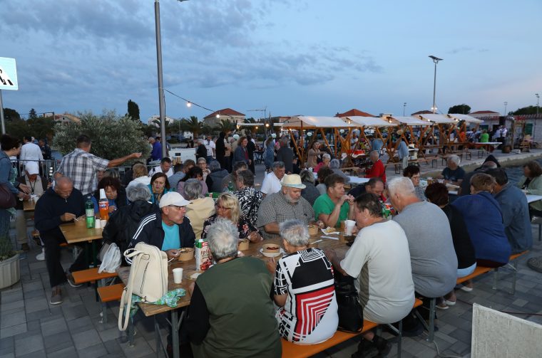 Feštanje uz najbolja ulja, vina i 500 porcija gulaša Feštanje uz najbolja ulja, vina i 500 porcija gulaša
