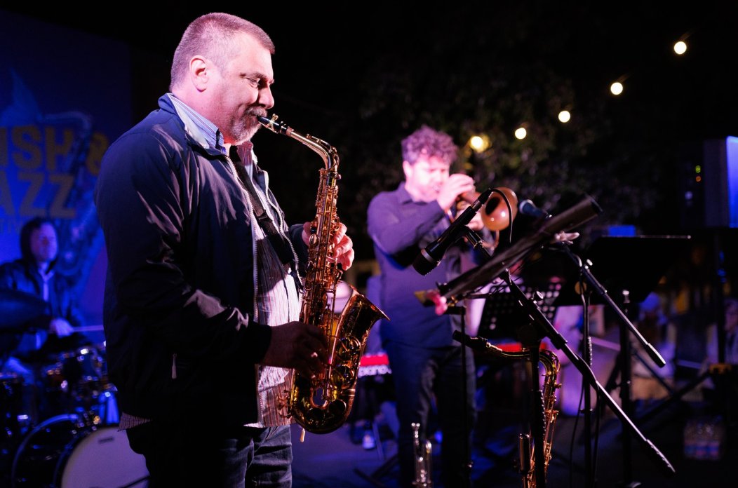 Fish & Jazz na Muraju, drugi dan istarski trubač Robert Mikuljan i njegov kvintet oduševili sve na Bastionu sv. Roka (23)