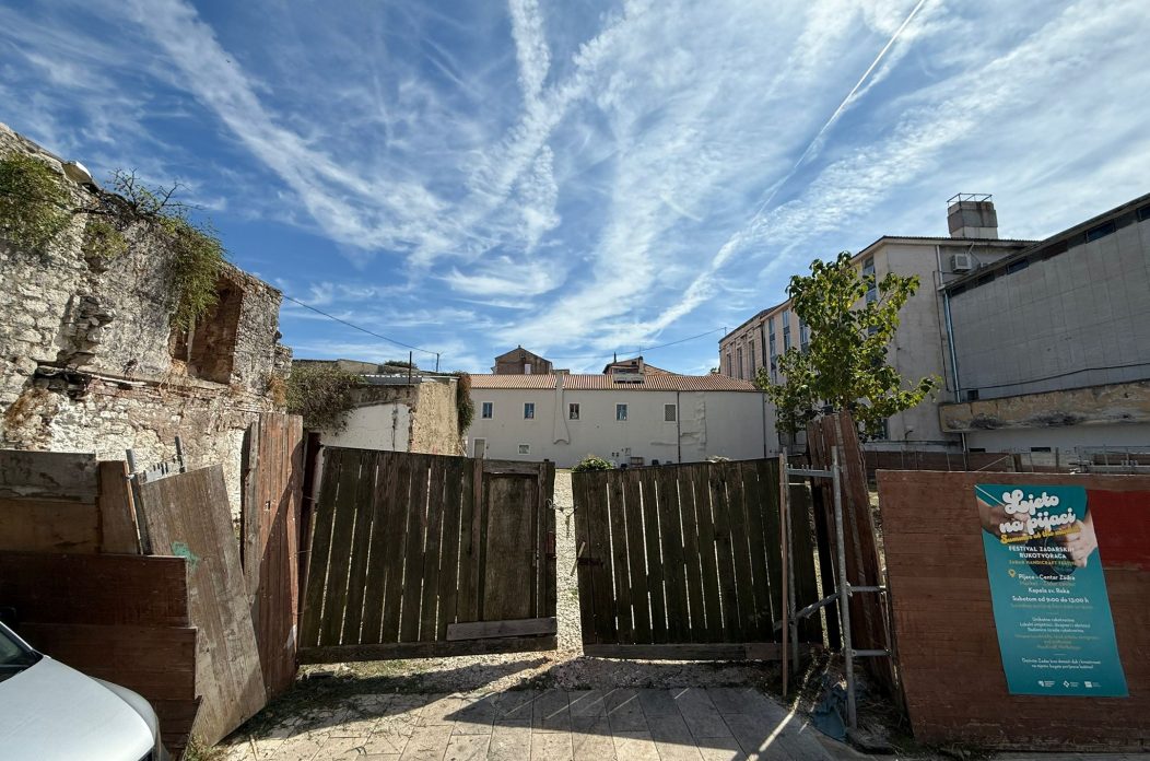 iza zgrade tic-a, pijaca