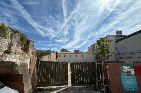 iza zgrade tic-a, pijaca